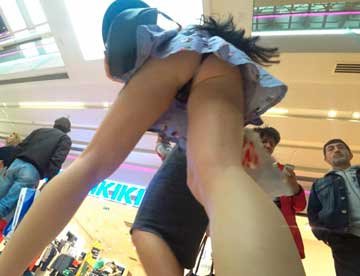 Подглядывание поб юбками подружек в торговом центре (2017) HD 2160p